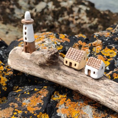 Ile au phare et ses deux maisons